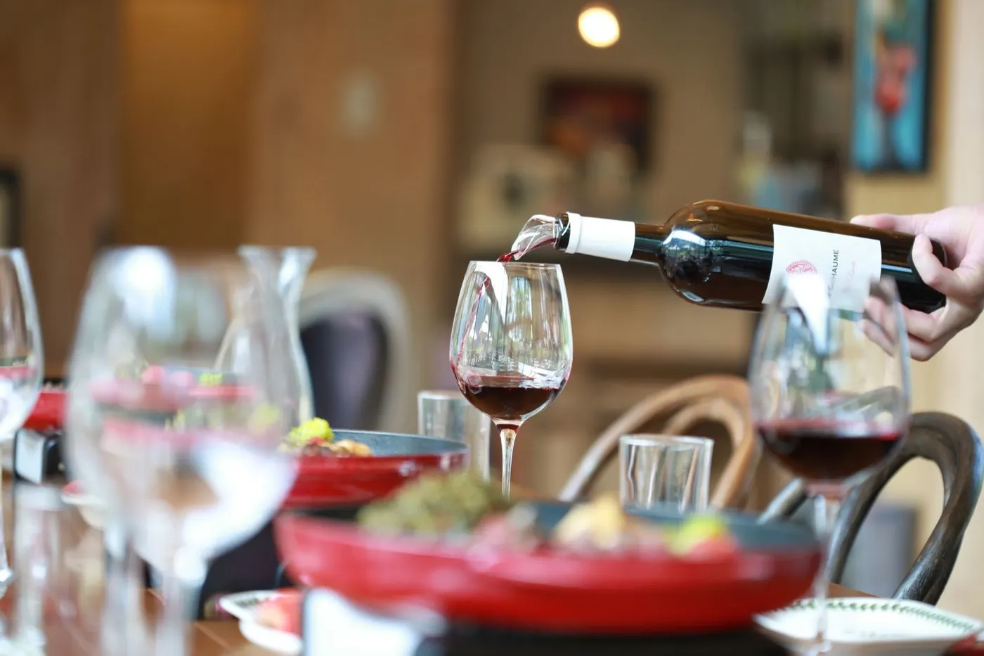 Calici di rosso a tavola