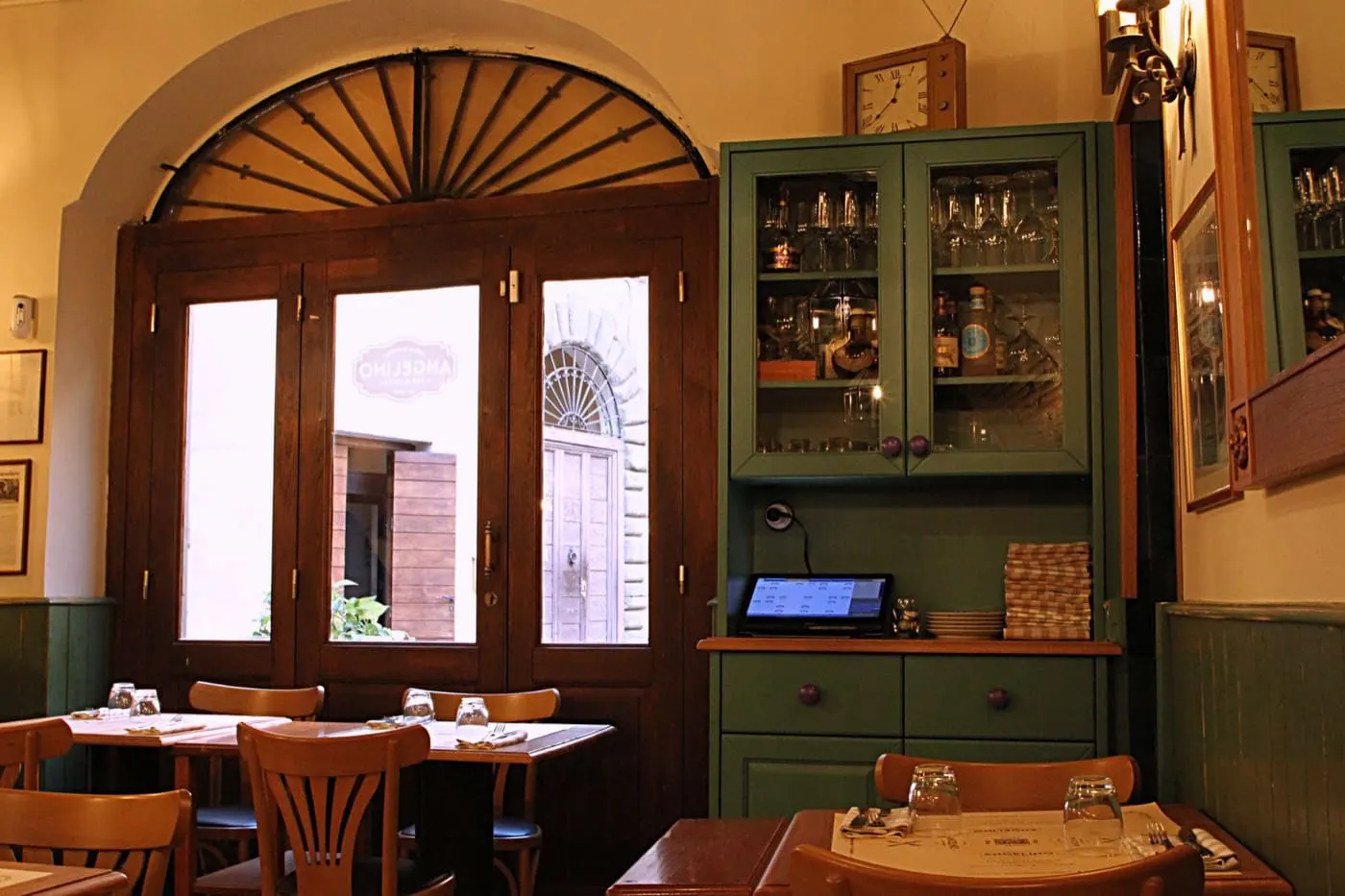 La sala, legno e luce calda
